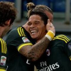 Bacca marca su sexto gol y el Milan acecha a los líderes