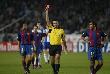 Espanyol 1-3 Barcelona, jugado el 13 de diciembre de 2003 en el Olmpico de Montjuic. Vieron la tarjeta roja tres jugadores de cada equipo, para un total de seis expulsiones: De la Pe?a (41'), Rafa Mrquez (44'), Quaresma (50'), Soldevilla (61'), Cocu (65') y Lopo (87').