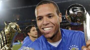 El Sevilla ha rechazado una oferta del Milán -de catorce millones de euros- por el internacional brasileño Luis Fabiano, aunque estaría dispuesto a negociar el traspaso del delantero.