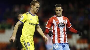 Álex Fernández es presionado por el jugador del Lugo, Aburjania.