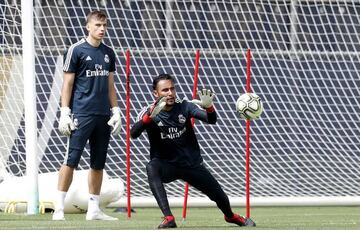 Lunin, en un entrenamiento en Estados Unidos junto a Keylor.