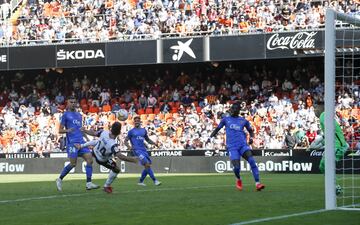 El balón le llega a Gayà quien se dispone a rematar