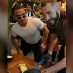 Benzema se une a la moda del 'Salt bae' pero con un plus de peligro que ningún otro le dio...