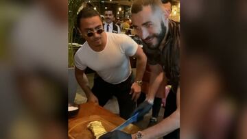 Benzema se une a la moda del 'Salt bae' pero con un plus de peligro que ningún otro le dio...