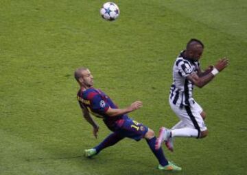 Javier Mascherano le quita el balón a Arturo Vidal y evita el avance de la Juventus.