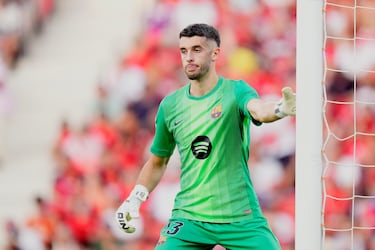 Traspaso del RCD Espanyol al FC Barcelona por 25 millones de euros. 