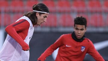 Filipe Luis y Gustavo Henrique Assun&ccedil;ao, en el entrenamiento del Atl&eacute;tico