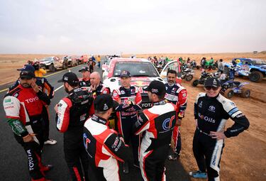 Los pilotos después de que se cancelara la etapa debido a la degradación de las condiciones climáticas durante la etapa 3 del Dakar 2023