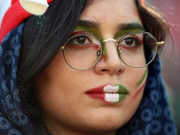 Seguidoras iraníes animan a la Selección de su país en el Estadio Azazi en Teherán. Irán venció 14-0 a Camboya en la fase de grupos de clasificación para el Mundial de 2022.