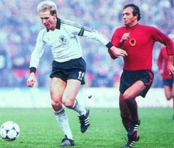 Rummenigge en un Albania-Alemania en 1984.