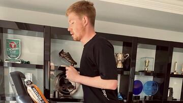 De Bruyne, entrenándose en el salón de su casa.