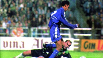 Esta fue la primera acción de Raúl como jugador del Madrid (29-10-1994). Recibió un pase al hueco, regateó a Cedrún y disparó alto por poco.