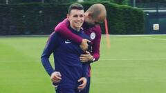 Phil Foden en un entrenamiento junto a Pep Guardiola.