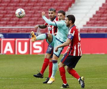 Bardhi juega el bal¨®n ante Koke.