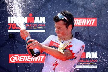 Javier G¨®mez Noya celebrando la victoria en el Ironman 70.3 de Barcelona.