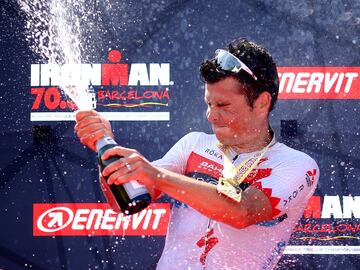 Javier Gómez Noya celebrando la victoria en el Ironman 70.3 de Barcelona.