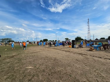 Equipos y ¨¢rbitro saliendo al terreno de juego