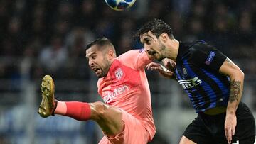 Vrsaljko pelea por un balón con Jordi Alba durante el Inter-Barcelona.