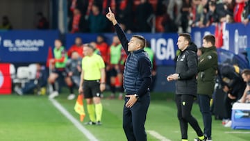 PAMPLONA, 08/12/2025.- El entrenador del Levante, Álvaro del Moral, durante el partido de LaLiga de fútbol que CA Osasuna y Levante UD disputan este lunes en el estadio de El Sadar, en Pamplona. EFE/Villar López