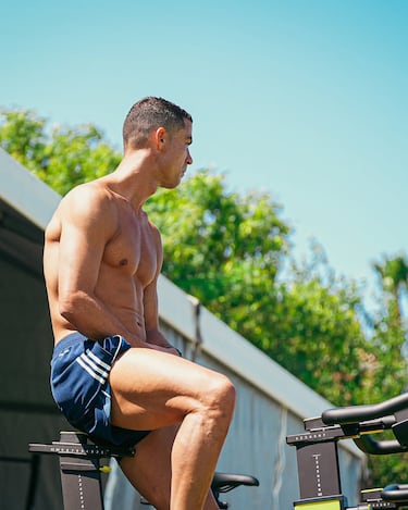Cristiano Ronaldo presume de forma física a sus 40 años