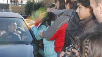 <b>DESPEDIDA. </b>Reyes atendía ayer a una multitud de aficionados que pedían su autógrafo.