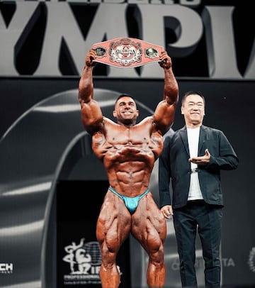 El estadounidense de 30 años se ha proclamado Míster Olympia 2023 tras superar al culturista iraní Hadi Choopan, el cual fue el ganador de la edición anterior. Derek ganó el Campeonato de Indianápolis de la NPC, en el 2021 se proclamó vencedor de la categoría 212 lb y ahora se ha proclamado campeón del trofeo más importante del culturismo.