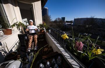 Johannes Weissenfeld, miembro del equipo alemán de remo, entrena en su terraza durante el confinamiento de la Covid-19.

 