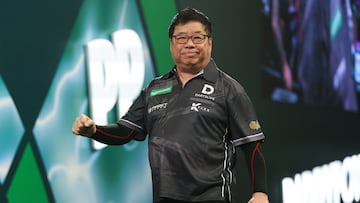 El singapurense Paul Lim ganó un partido de la Copa Mundial de dardos.