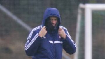 BUSCA ABRIGO. Luis Enrique no está consiguiendo que el equipo se sienta a gusto cuando defiende.