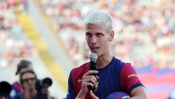 Soccer Football - Joan Gamper Trophy - FC Barcelona v AS Monaco - Estadi Olimpic Lluis Companys, Barcelona, Spain - August 12, 2024 FC Barcelona's Dani Olmo speaks to the fans on a microphone before the match REUTERS/Bruna Casas