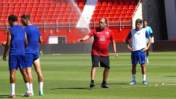 Alberto Lasarte, durante un entrenamiento del Almería.