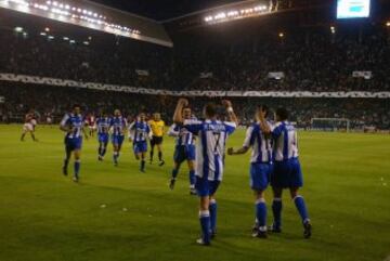 Los jugadores del Deportivo celebran la victoria. 