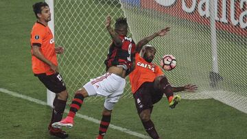 Paolo Guerrero remata en la jugada del primer gol.
