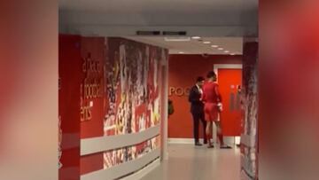 Tras la eliminación del equipo de Anfield por penales de la Champions, captan esta conversación del defensor con el presidente del equipo parisino.