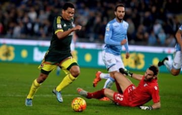 Bacca dejó al arquero Marchetti en el camino para hacer el tercer gol del Milan.