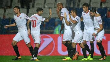 El Sevilla celebra el tanto de Escudero ante el Istanbul Basaksehir.