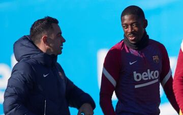 Dembélé, junto a Xavi, en un entrenamiento del Barça.