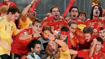 <b>CON ESPÍRITU DE CAMPEONES</b> En la foto, los campeones celebran el título en la Plaza de Colón.