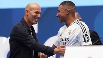Zinedine Zidane saluda a Kylian Mbappé durante la presentación de este último como nuevo jugador del Real Madrid el pasado 16 de julio en el Estadio Santiago Bernabéu.