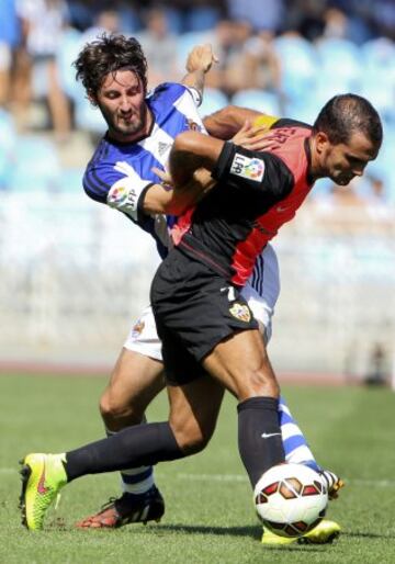 El jugador de la Real Sociedad, Granero (i), lucha un balón con Verza (d), del U.D. Almería.