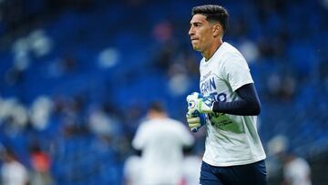 Esteban Andrada durante el calentamiento con los Rayados