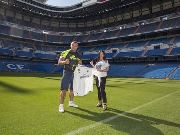 Pudzianowski, estrella de MMA, disfruta de su visita al Bernabéu