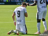 Marcos Fernández tras el gol,. A su lado Koné.
