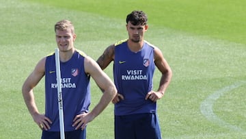 Pubill, en el entrenamiento junto a Sorloth.