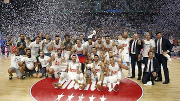 El Real Madrid celebra el título de Liga ACB.