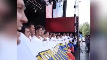 Emotivo: La selección rusa canta el himno con su afición