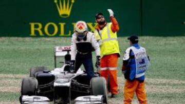 El piloto de Williams, Pastor Maldonado, saliendo de su monoplaza tras acabar en la gravilla.