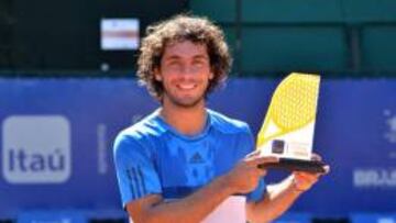Gonzalo Lama con la corona del Challenger de Sao Paulo