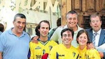 <b>ILUSIÓN. </b>Los miembros de la peña amarilla 'Kilómetro 0-Cádiz 2' compartieron mantel y anécdotas con Alfredo Relaño, Roncero, Tomás Guasch, Michael Robinson y Manolete.