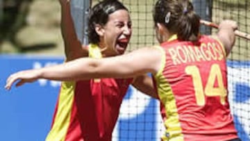 <b>VICTORIA. </B>Nuria Moreno y María Romagosa celebran el primero de los tres goles que las españolas han endosado a las sudafricans